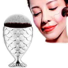 2017 New Designed Fish Scale Makeup Brush Fishtail Bottom Brush Powder Blush Makeup Cosmetic Brushes Tool 1 pcs pinceaux