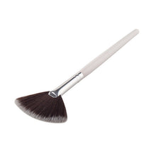 New Arrival 1Pcs Fan Brush Portable Slim Professional Makeup Brushes Women Foundation Brush Hot
