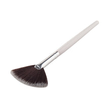 New Arrival 1Pcs Fan Brush Portable Slim Professional Makeup Brushes Women Foundation Brush Hot