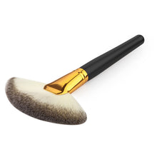New Cosmetic Brush Hot Women Makeup Large Fan Goat Hair Blush Face Foundation Brushes